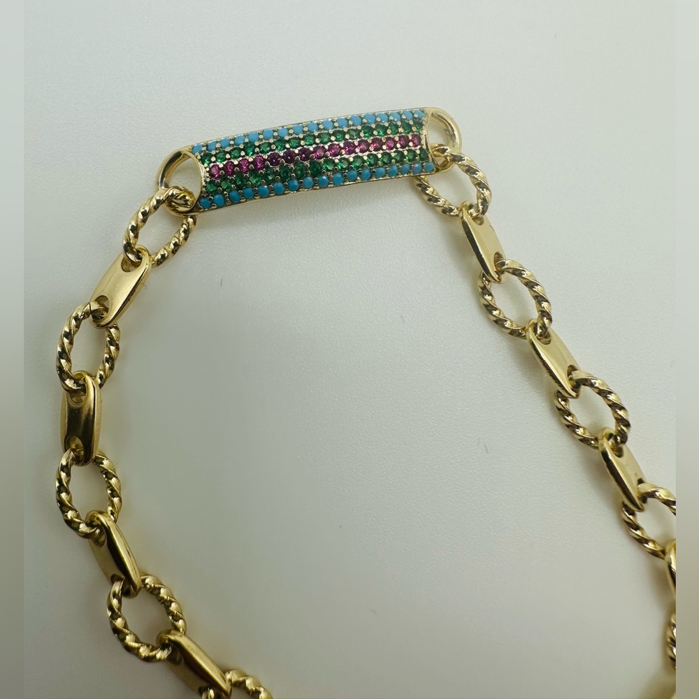 Elegant chain with multicolor detail. (XP)